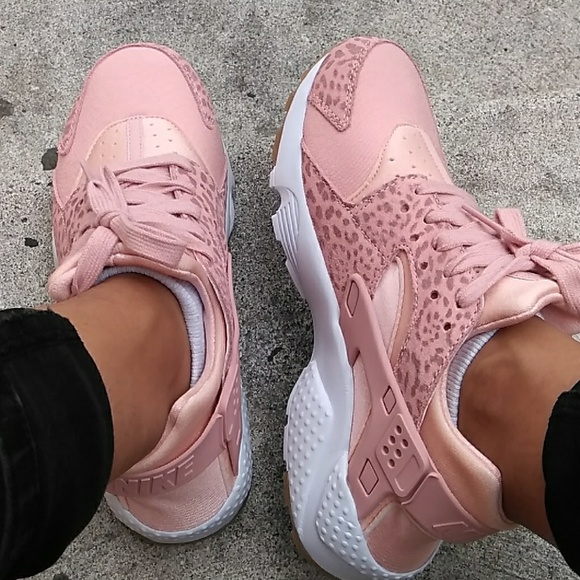 Nike Shoes - Nike Huarache Run SE